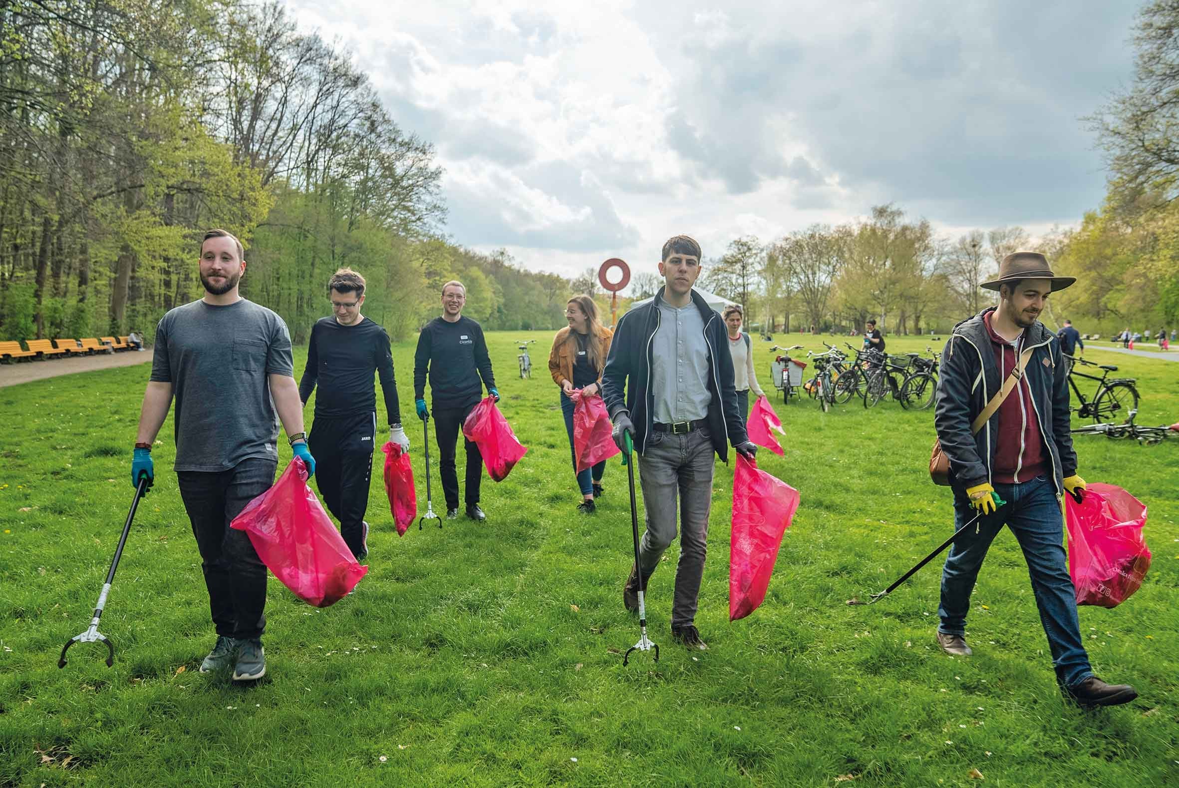 Beim CleanUp am 23. April haben die Teilnehmer:Innen tatkräftig Müll gesammelt. Foto: Axel Javier Sulzbacher Beim CleanUp am 23. April haben die Teilnehmer:Innen tatkräftig Müll gesammelt. Foto: Axel Javier Sulzbacher