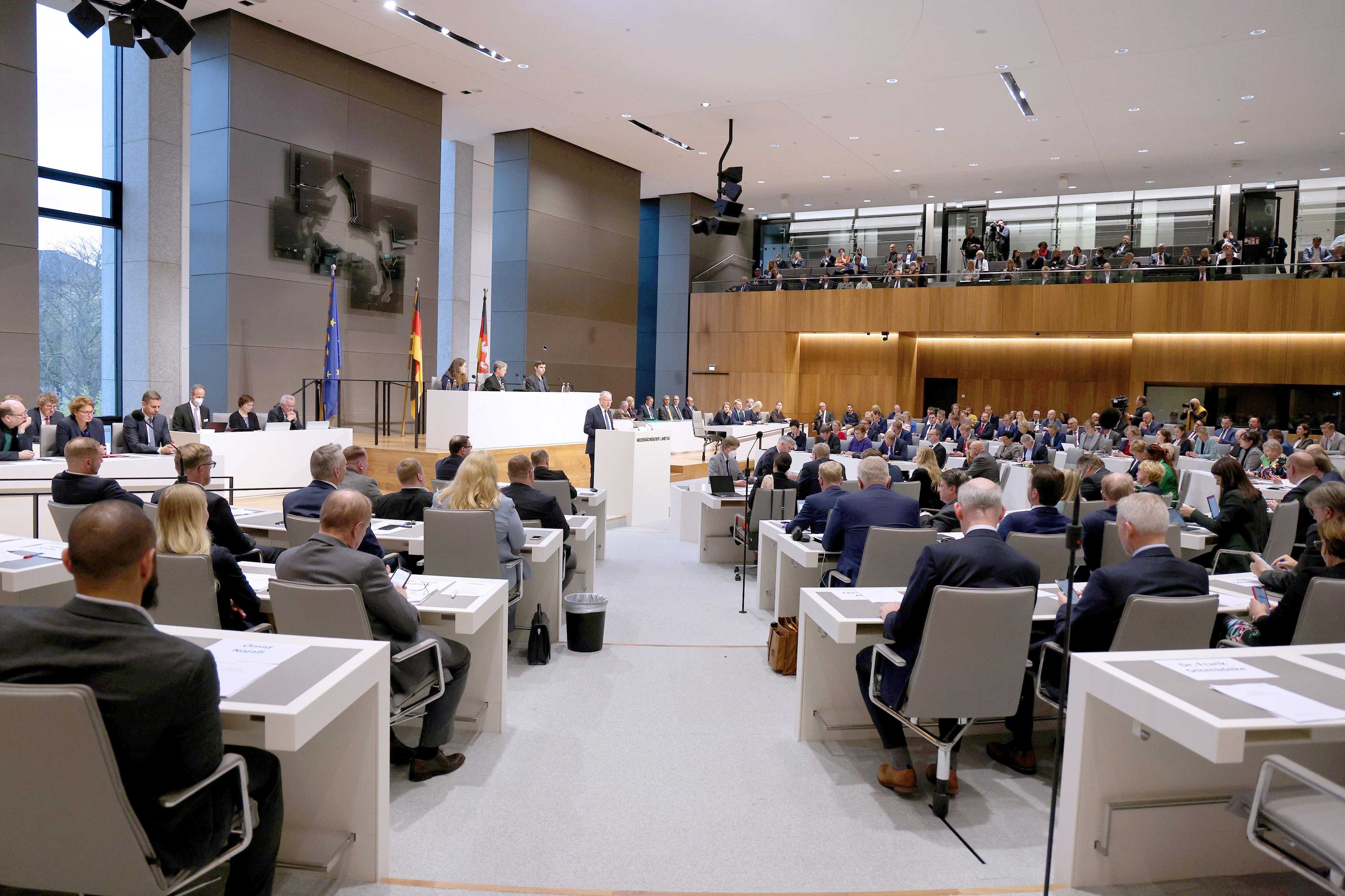 Alle fünf Jahre werden in Niedersachsen mindestens 135 Abgeordnete in den Landtag gewählt. Hier ringen Regierung und Opposition um die besten Lösungen für das Land. Foto: Focke Strangmann Alle fünf Jahre werden in Niedersachsen mindestens 135 Abgeordnete in den Landtag gewählt. Hier ringen Regierung und Opposition um die besten Lösungen für das Land. Foto: Focke Strangmann