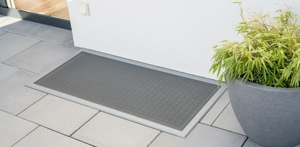 Moderne Lichtschachtabdeckung auf einer Terrasse