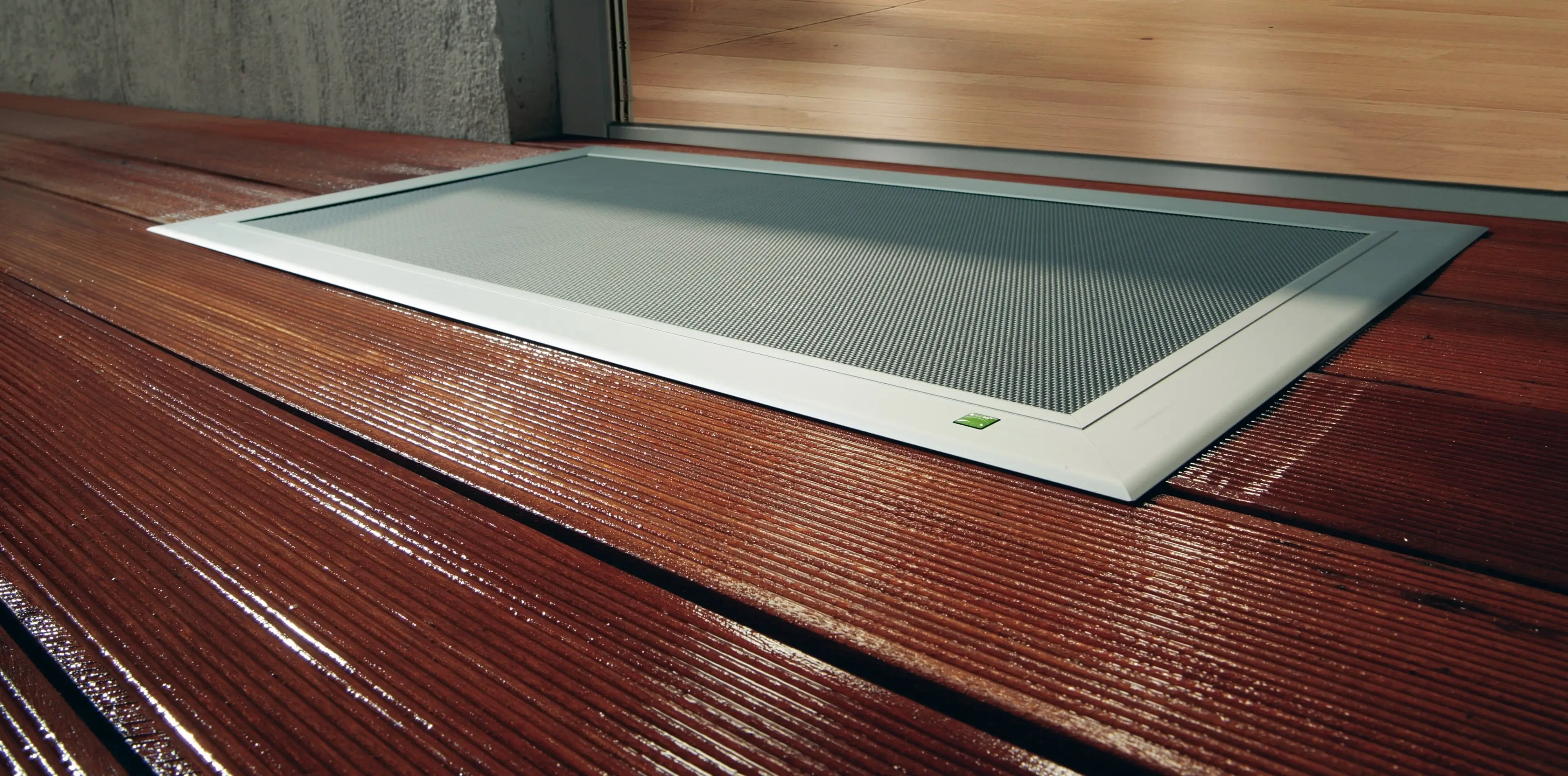 Lichtschachtabdeckung TERRESA an einer Tür im Eingangsbereich