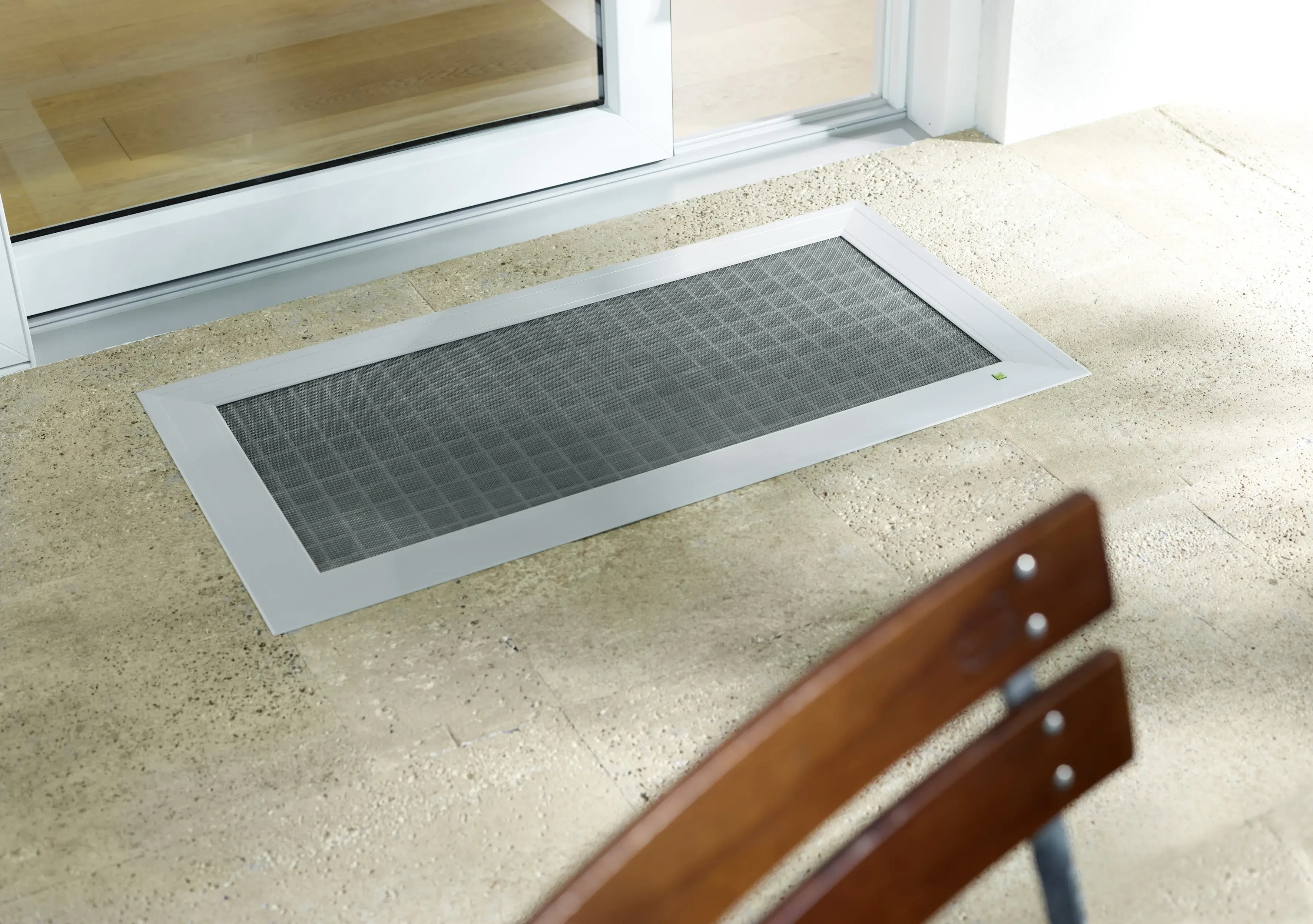 Lichtschachtabdeckung ELSA vor einer Terrassentür