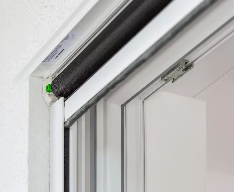 Detailansicht eines Insektenrollos an einem Fenster
