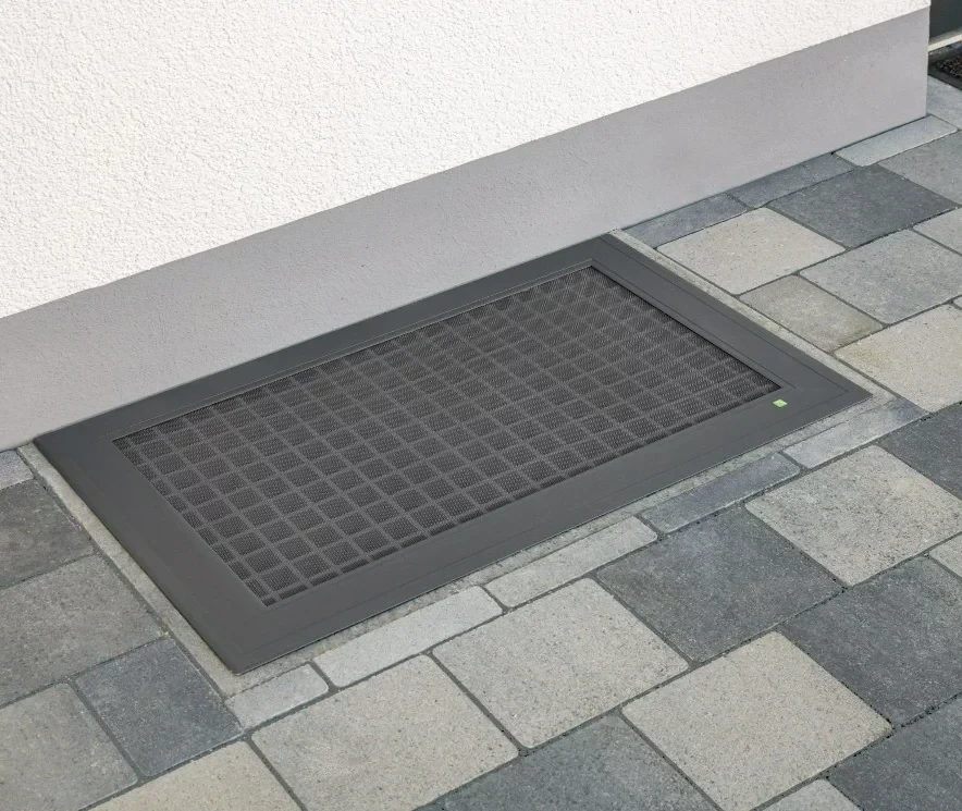 Lichtschachtabdeckung ELSA auf Pflastersteinen
