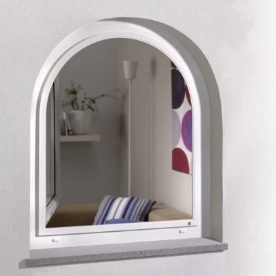 Rundes weißes Fenster mit Innenansicht einer Zimmerpflanze und bunter Wandkunst: auch hier lässt sich Insektenschutz einbauen