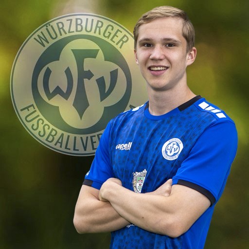 Spieler des Würzburger Fußballvereins mit Vereinslogo im Hintergrund Ein Spieler des Würzburger Fußballvereins vor dem Vereinslogo.