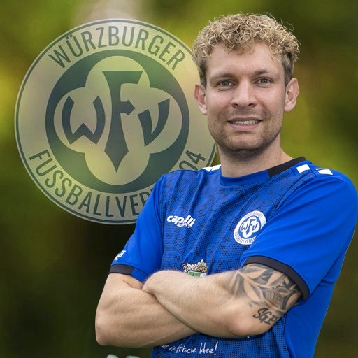 Fußballspieler des Würzburger FV vor Vereinslogo Ein Fußballspieler des Würzburger FV in blauer Uniform vor dem Vereinslogo.