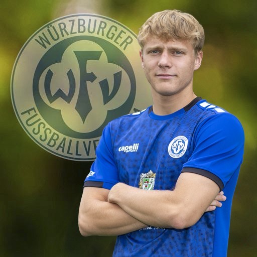 Fußballspieler des Würzburger Fußballvereins im blauen Trikot Fußballspieler im Würzburger Fußballverein Trikot vor Vereinslogo