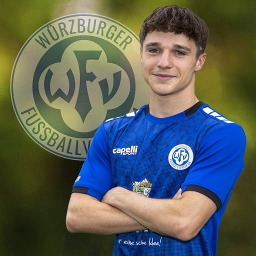Fußballspieler des Würzburger FV mit Vereinslogo im Hintergrund Fußballspieler im Trikot des Würzburger FV vor Vereinslogo