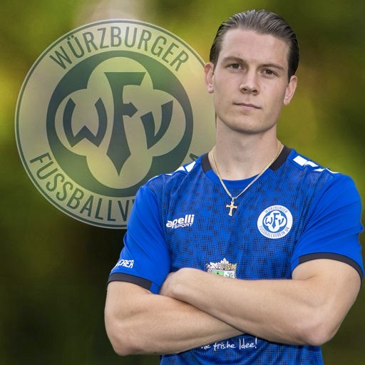 Fußballspieler des Würzburger FV im blauen Trikot Portrait eines Fußballspielers vom Würzburger FV im blauen Trikot vor Vereinslogo