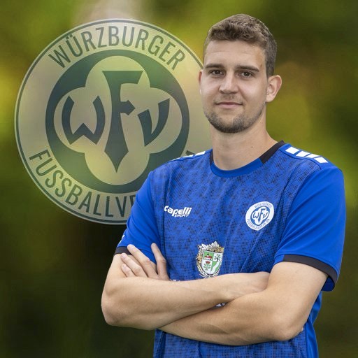 Porträt eines Würzburger Fußballverein Spielers mit Vereinslogo im Hintergrund Spieler im Trikot des Würzburger Fußballvereins vor Vereinslogo