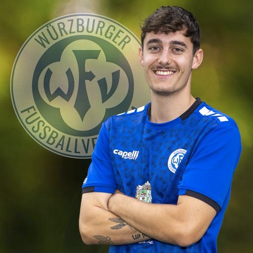 Fußballspieler des Würzburger FV vor Vereinslogo im blauen Trikot Fußballspieler im blauen Trikot des Würzburger FV vor Vereinslogo