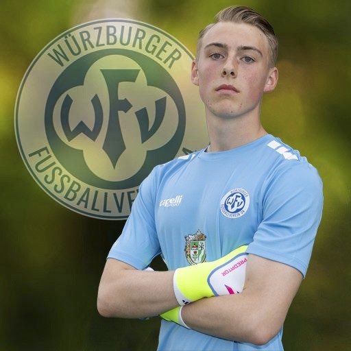 Junger Fußballspieler vor WFV Logo Hintergrund Junger Fußballspieler im blauen Trikot mit WFV Logo im Hintergrund.