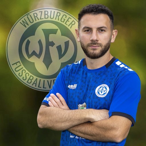 Spieler des Würzburger Fußballvereins mit Vereinslogo im Hintergrund Spieler des Würzburger Fußballvereins vor Vereinslogo in blauem Trikot