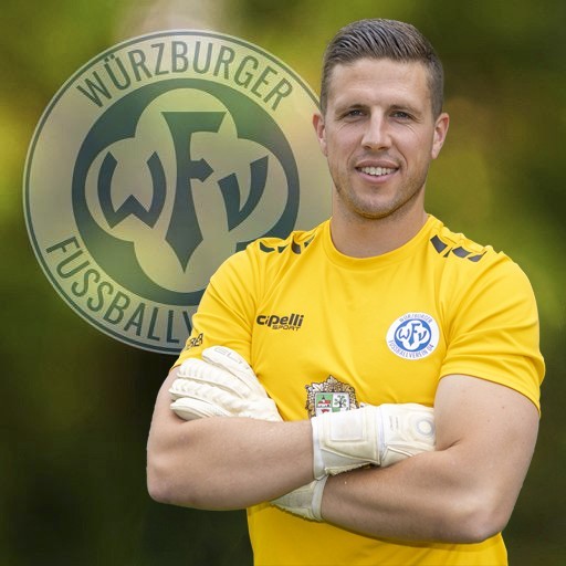 Torwart des Würzburger FV im gelben Trikot mit Logo im Hintergrund Torwart in gelbem Trikot des Würzburger FV vor Vereinslogo
