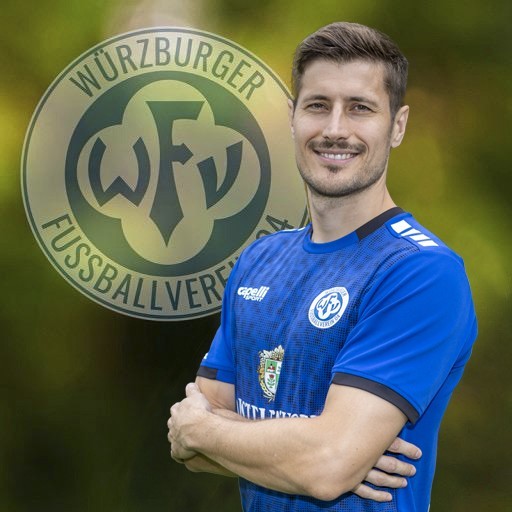 Fußballspieler vor dem Logo des Würzburger FV im blauen Trikot Porträt eines Fußballspielers in blauem Trikot vor dem Logo des Würzburger FV