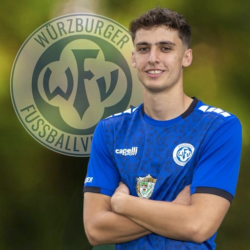 Fußballspieler des Würzburger Vereins vor Vereinslogo Fußballspieler in blauem Trikot des Würzburger Vereins mit Vereinslogo im Hintergrund