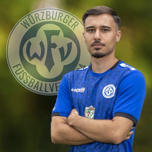 Fußballspieler des Würzburger FV im blauen Trikot Porträt eines Würzburger Fußballspielers im blauen Trikot vor dem Vereinslogo