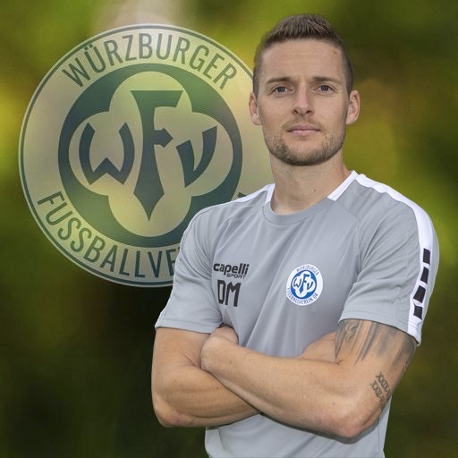Trainer des Würzburger Fußballvereins vor Vereinslogo Porträt eines Trainers des Würzburger Fußballvereins vor Vereinslogo