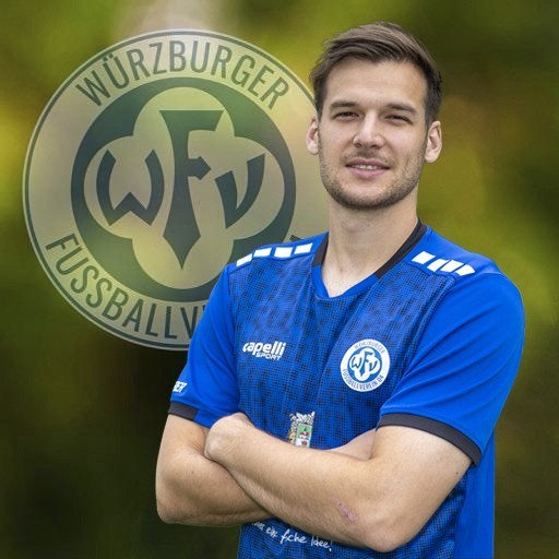 Spieler des Würzburger Fußballvereins im blauen Trikot Ein Spieler des Würzburger Fußballvereins posiert im blauen Trikot vor einem Hintergrund mit dem Vereinslogo.