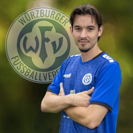 Fußballspieler des Würzburger Fußballvereins vor Vereinslogo Porträt eines Fußballspielers des Würzburger Fußballvereins mit Vereinslogo im Hintergrund