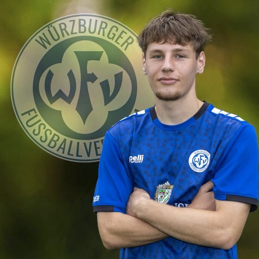 Fußballspieler des Würzburger FV vor dem Vereinslogo Porträt eines Fußballspielers des Würzburger FV in einem blauen Trikot vor dem Vereinslogo.