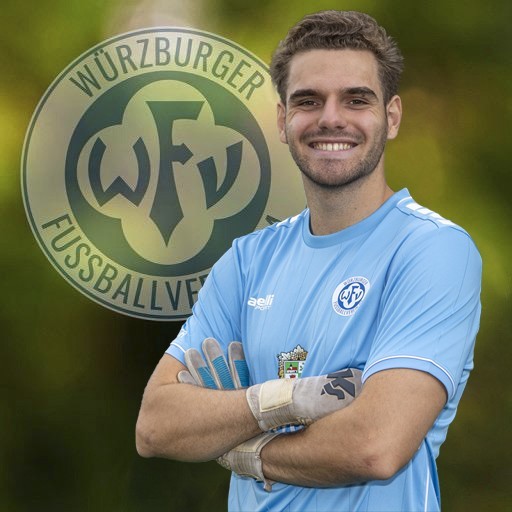 Fußballspieler im Würzburger FV Trikot vor Logo Fußballspieler im Würzburger FV Trikot lächelt in die Kamera.