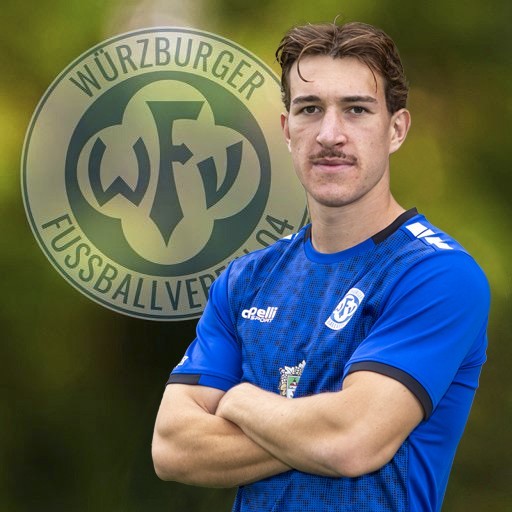 Fußballspieler mit Würzburger Fußballverein-Logo im Hintergrund Fußballspieler in blauem Trikot vor dem Logo des Würzburger Fußballvereins.
