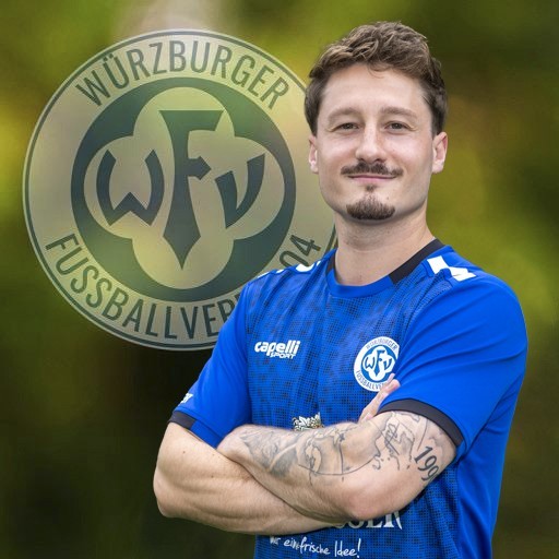 Spieler des Würzburger FV im blauen Trikot Porträt eines Würzburger FV Spielers im blauen Trikot vor Vereinslogo.