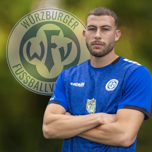 Spieler des Würzburger FV vor Vereinslogo Spieler im Würzburger FV Trikot vor Vereinslogo