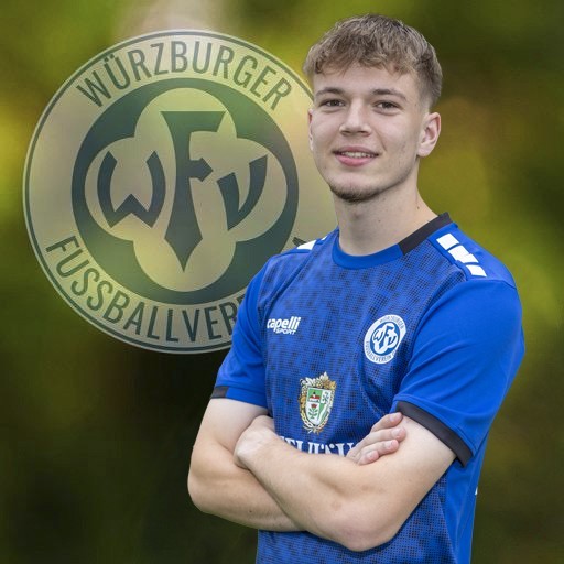 Fußballspieler des Würzburger FV mit Vereinslogo im Hintergrund Ein Fußballspieler im blauen Trikot des Würzburger Fußballvereins, links das Vereinslogo.