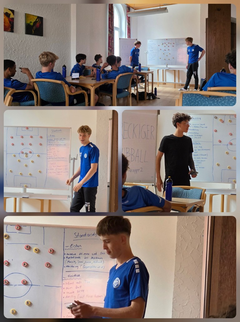 Jugendliche Fußballspieler bei einer Taktikbesprechung im Seminarraum mit Taktiktafel und Flipchart