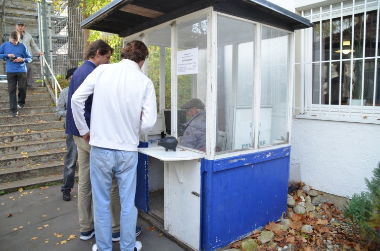 Hartmut im Kassenhäuschen – Ticketschalter am 29.10.2022 Hartmut im Kassenhäuschen am 29.10.2022, Personen am Ticketschalter