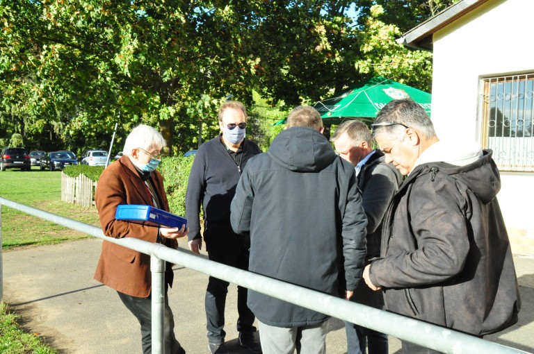 Hartmu Kassier und U23 Ehemalige am 09. Platz am 04.10.2020 Hartmu Kassier bei einem Treffen am 09. Platz mit U23 Ehemaligen am 04.10.2020